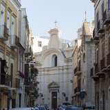 La chiesa di San Domenico, a Bari Vecchia: un tempio dalla storia molto particolare. E' ci� che sopravvive dell�antico convento dei Domenicani che si trovava l� dove oggi si sorge il Palazzo della Prefettura. Del grande complesso religioso non � restato nulla, se non questa chiesetta all�apparenza anonima, ma impreziosita al suo interno da fregi barocchi, tele quattrocentesche e crocifissi di scuola veneziana